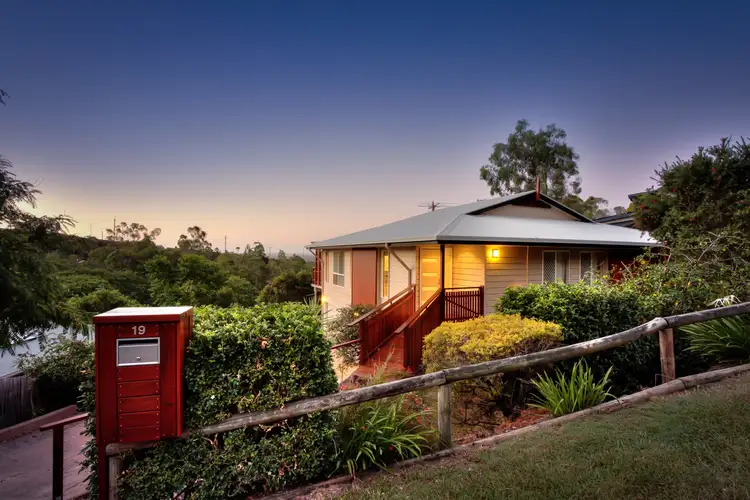 19 Valerie Close, Edens Landing QLD 4207