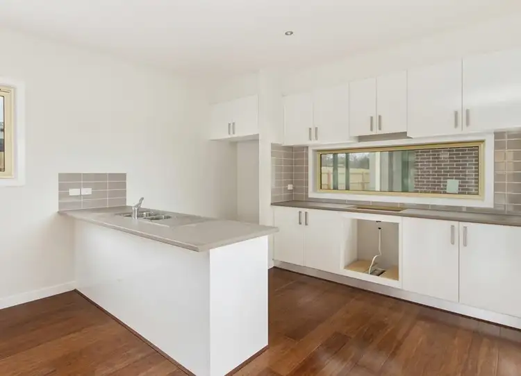 2/70 Oberon Street, St Albans VIC 3021