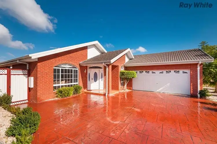 7 Herman Close, Taylors Lakes VIC 3038
