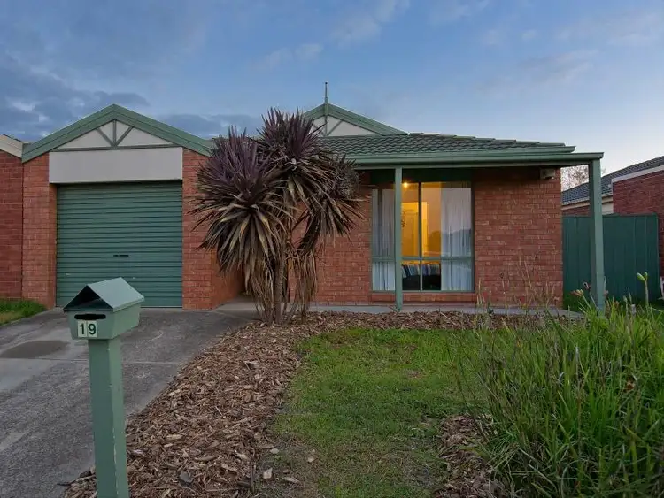 19 Charlotte Place, Cranbourne West VIC 3977