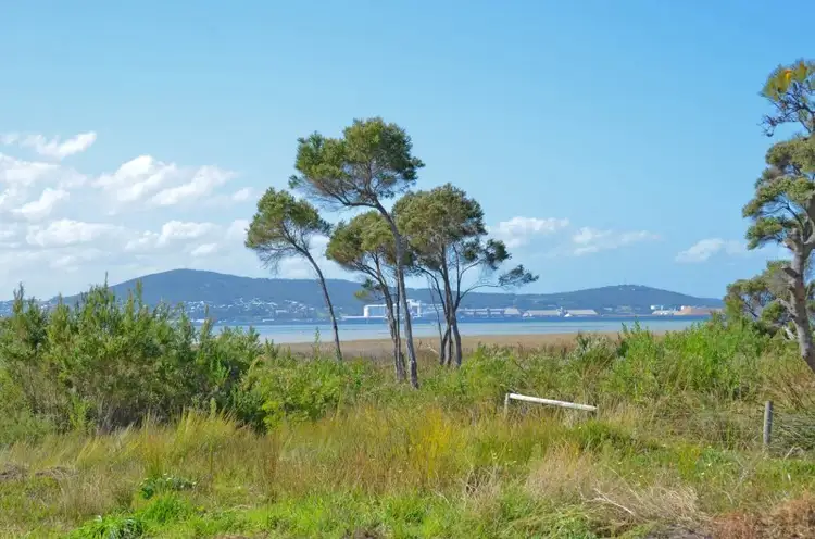 93 Bay View Drive, Little Grove WA 6330