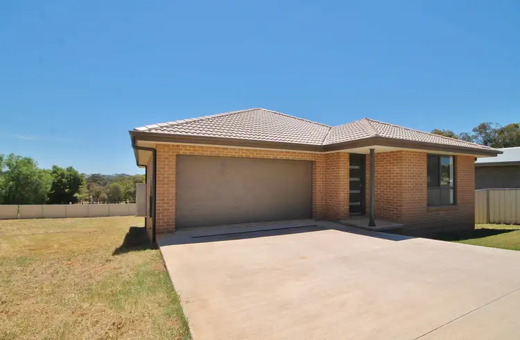 16 Henry Place, Young NSW 2594