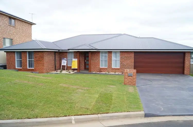 18 Bert Whiteley Place, Orange NSW 2800