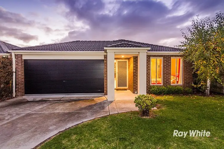 15 Penshurst Way, Cranbourne North VIC 3977