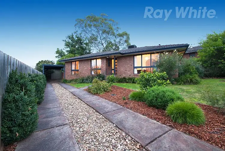 15 DAYMAR Drive, Mooroolbark VIC 3138