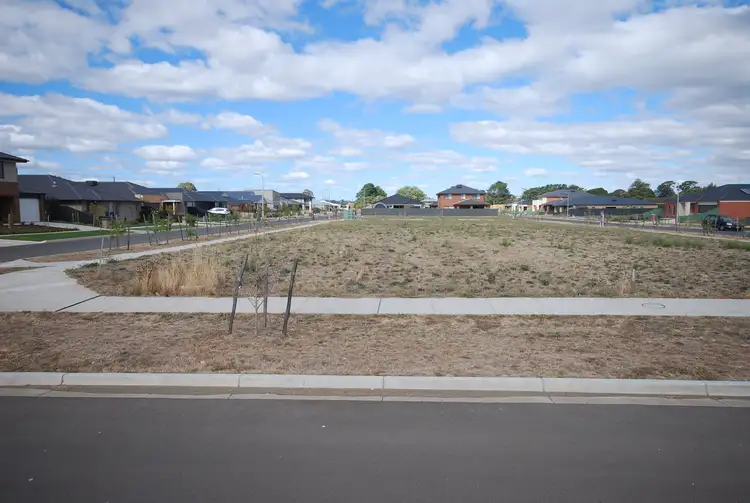 1 Limetree Way, Lake Gardens VIC 3355