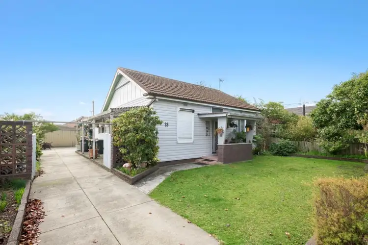 33 Eleebana Avenue, Hughesdale VIC 3166
