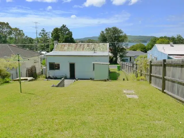 11 Nioka Avenue, Point Clare NSW 2250
