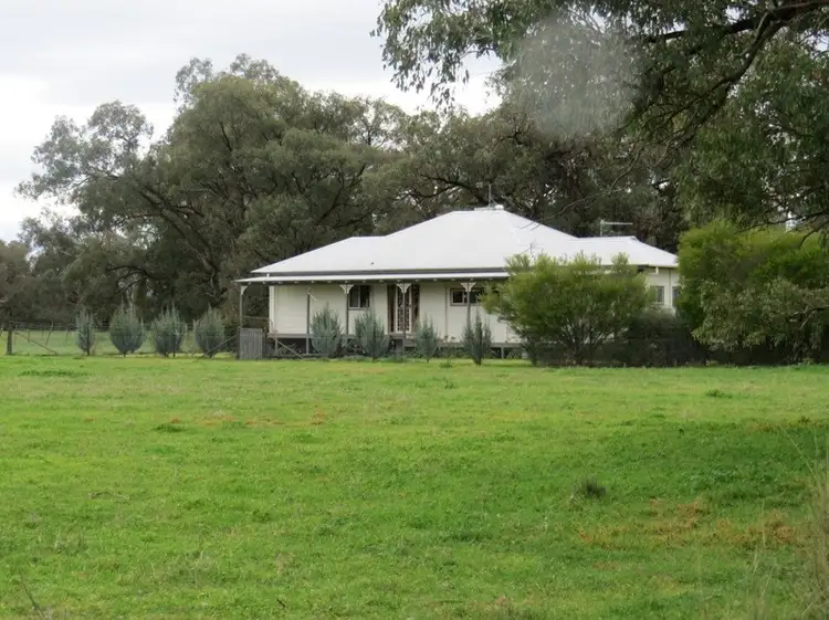 160 Lachlan Valley Way, Gooloogong NSW 2805
