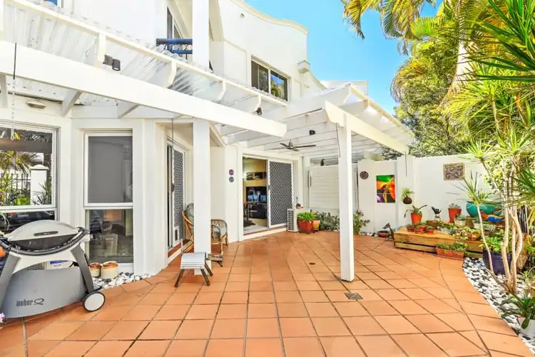 2/100 Cotlew Street East, Southport QLD 4215
