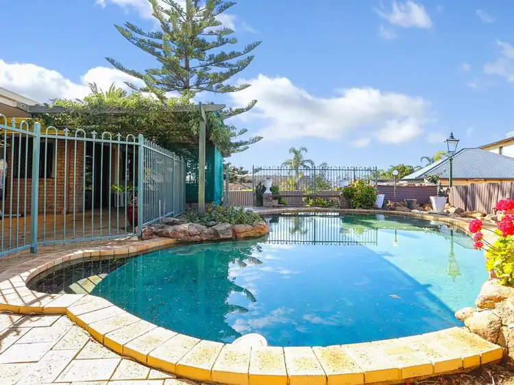 16 Lagoon Place, Beldon WA 6027
