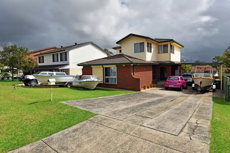 8 Lawrence Avenue, Mount Warrigal NSW 2528