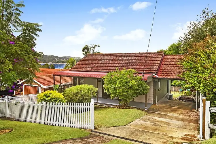 24 Nioka Avenue, Point Clare NSW 2250