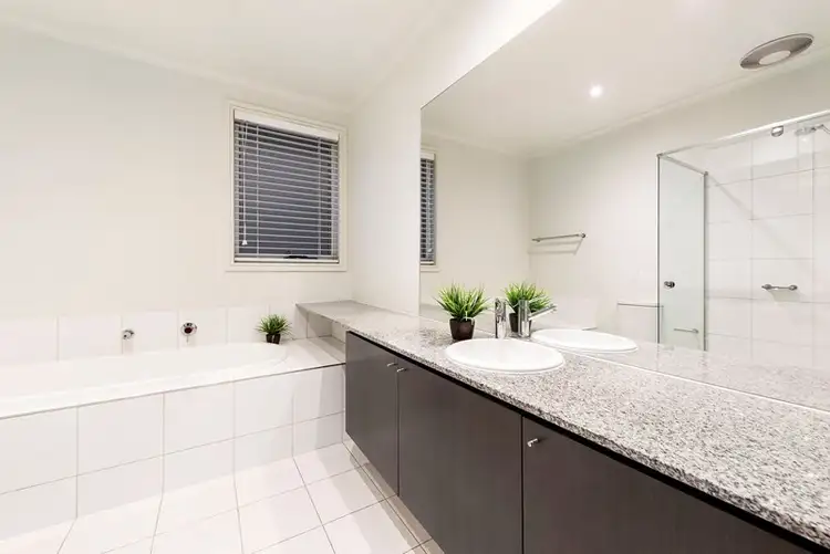 Sixth view of Homely house listing, 2 Lansdowne Circuit, Mulgrave VIC 3170