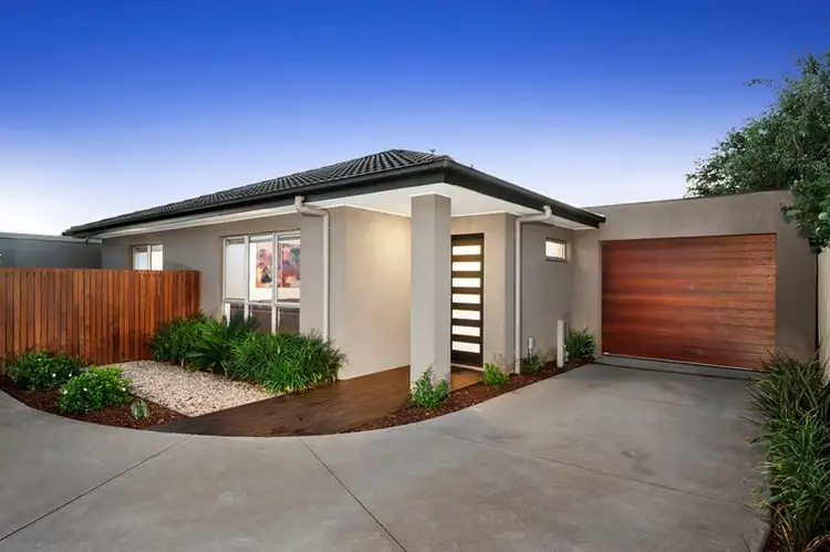 Main view of Homely unit listing, 2/5 Luntar Road, Oakleigh South VIC 3167