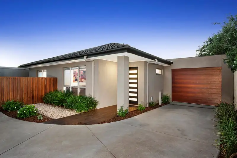 Main view of Homely unit listing, 2/5 Luntar Road, Oakleigh South VIC 3167