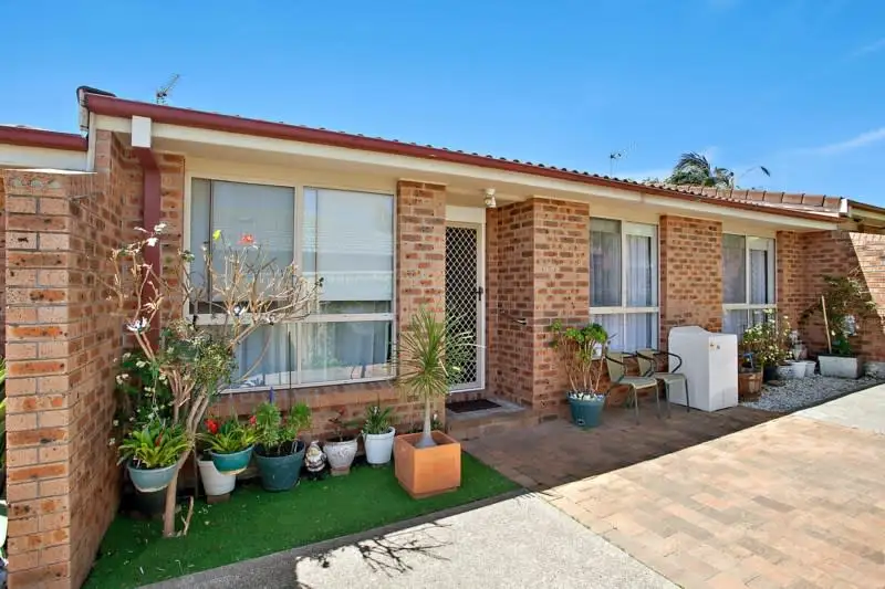 Main view of Homely unit listing, 2/35 Griffiths Street, Oak Flats NSW 2529