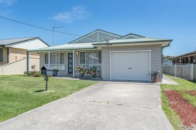 17 Germaine Avenue, Bateau Bay NSW 2261