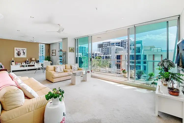 1 Como Crescent, Southport QLD 4215