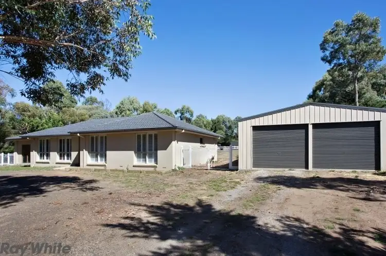 9 Desmond Crescent, Romsey VIC 3434