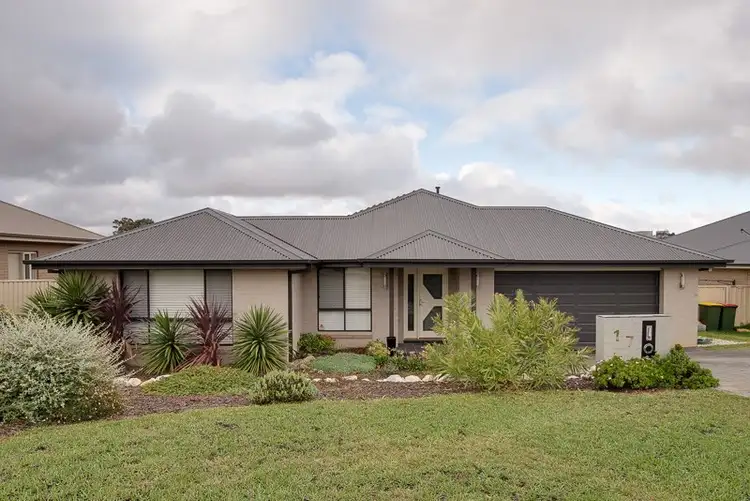 17 Robinson Court, Orange NSW 2800