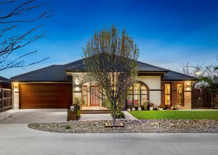 4 McMinn Place, Taylors Hill VIC 3037