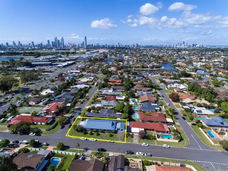 7 Kinloch Avenue, Benowa Waters QLD 4217