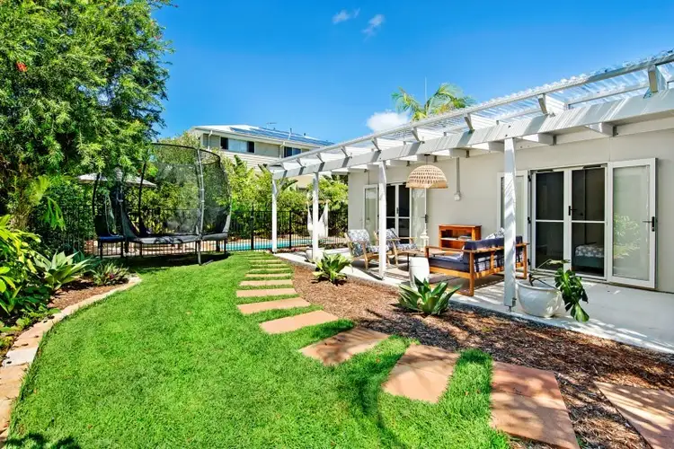 6 Karina Crescent