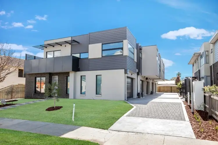 Main view of Homely townhouse listing, 2/92 Beauchamp Street, Preston VIC 3072