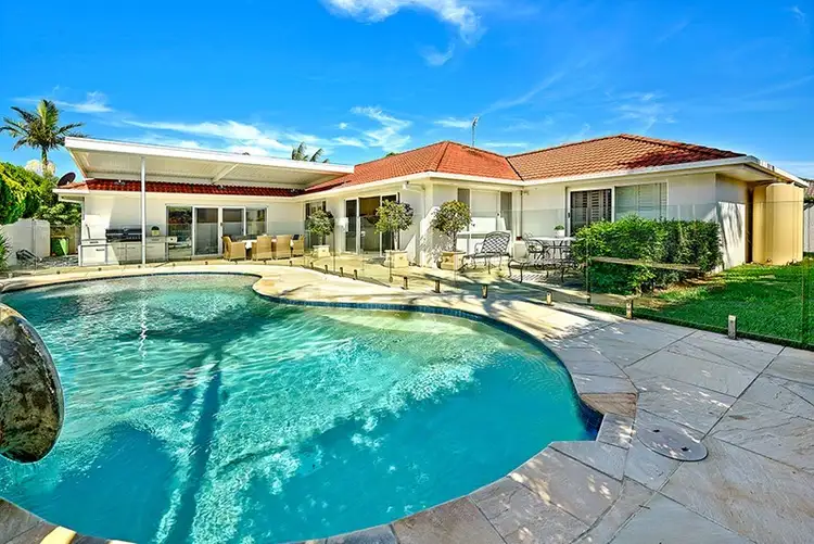 19 Edinburgh Road, Benowa Waters QLD 4217