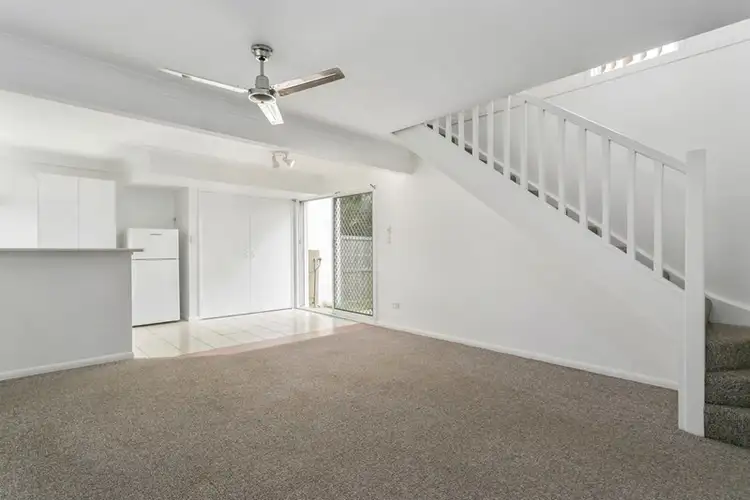 8/2 St Kevins Avenue, Benowa QLD 4217