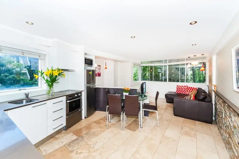 Main view of Homely studio listing, 4/68-72 Roslyn Gardens, Elizabeth Bay NSW 2011