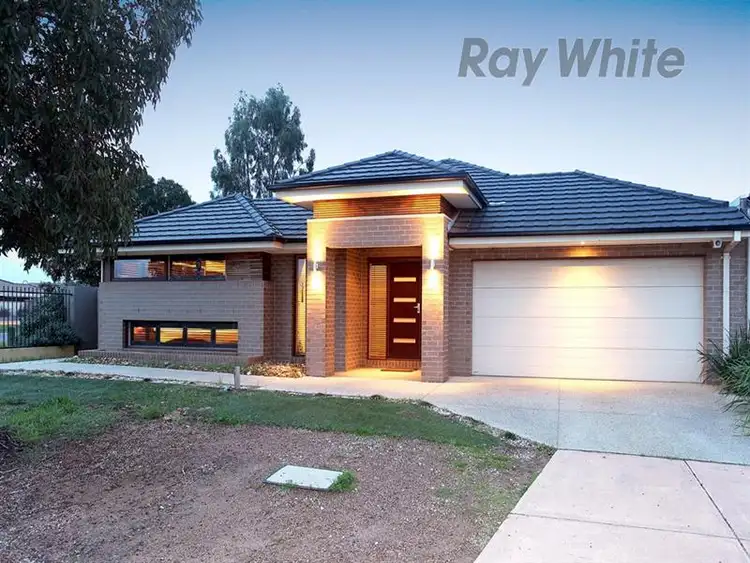 1 Middle Park Drive, Sanctuary Lakes VIC 3030