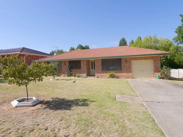 17 Amaroo Avenue, Cowra NSW 2794