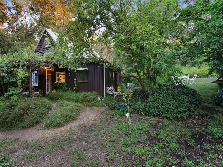 100-102 PEMBROKE Road, Mooroolbark VIC 3138