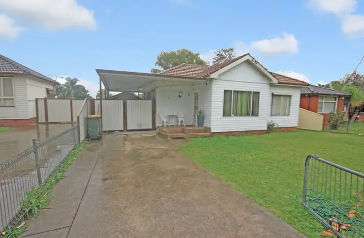 8 Parkland Avenue, Macquarie Fields NSW 2564