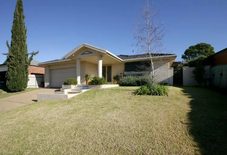 16 Roberts Way, Kooringal NSW 2650