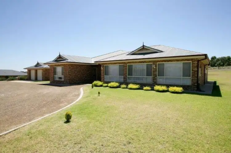 7 Loughan Road, Junee NSW 2663