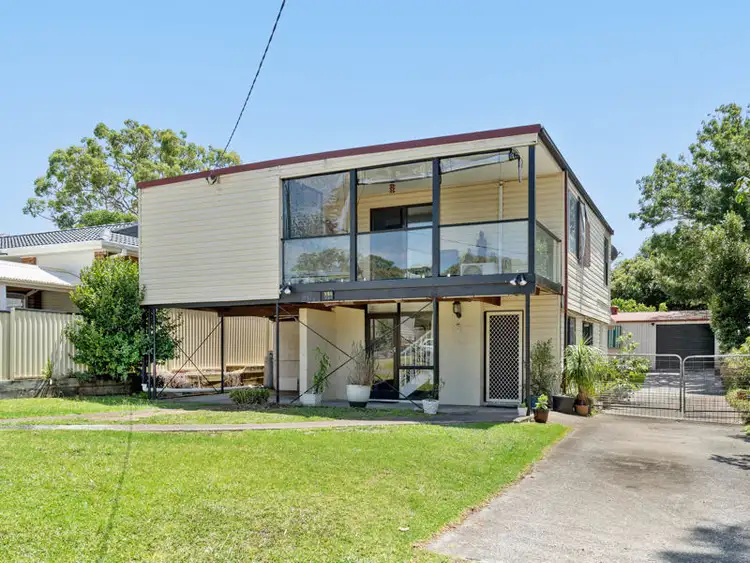 100 CATHERINE STREET, Mannering Park NSW 2259