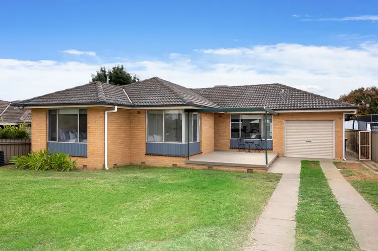 17 LEAVENWORTH DRIVE, Mount Austin NSW 2650