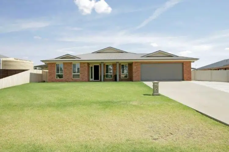 24 Loughan Rd, Junee NSW 2663