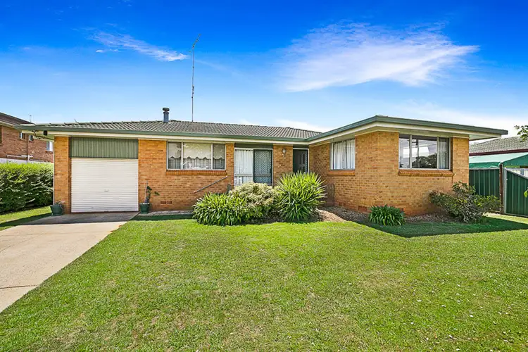 7 Whitefriars Street, Rockville QLD 4350