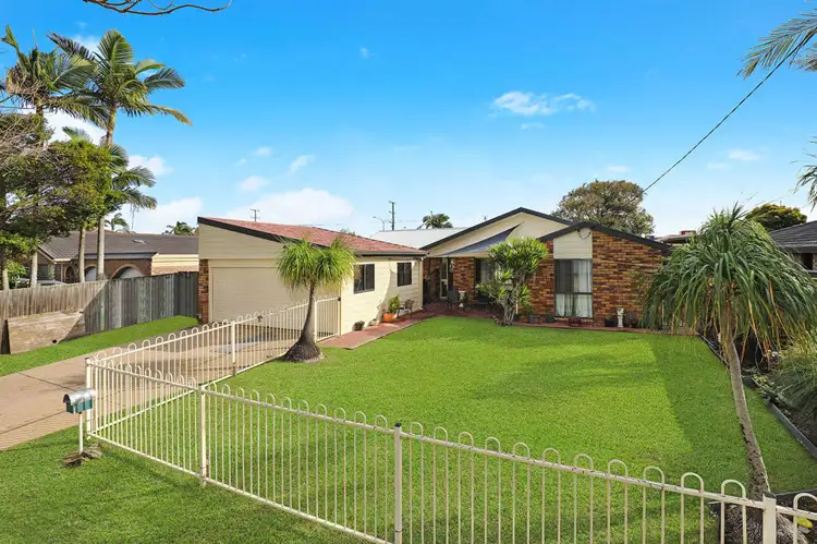 29 Ilaroo St, Warana QLD 4575