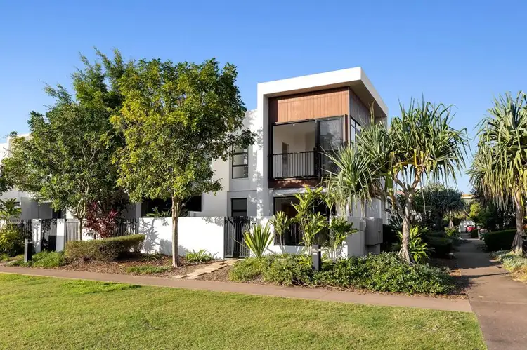16 Mayfair Lane, Hope Island QLD 4212