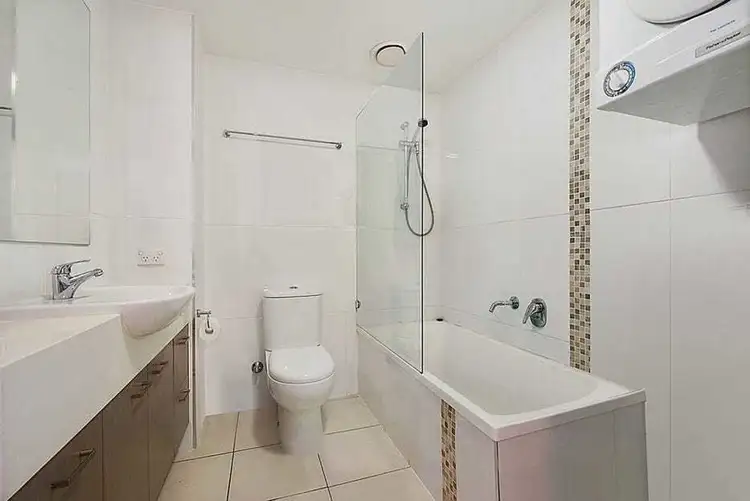 Sixth view of Homely apartment listing, 4/11 Riding Road, Hawthorne QLD 4171