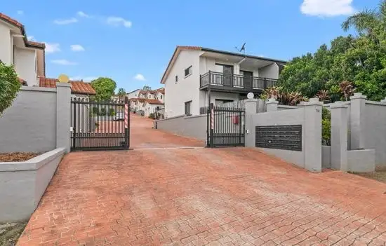 10/56 rise street