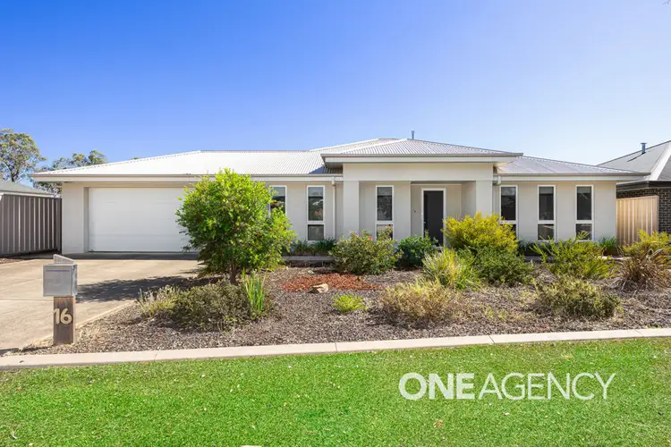 16 BARTON AVENUE, Lloyd NSW 2650