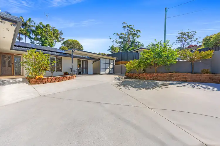 8 Daniel Crescent, Ashmore QLD 4214