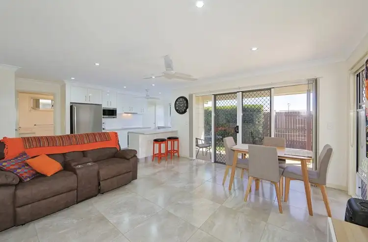 5/6 Back Hill Dr, Coral Cove QLD 4670
