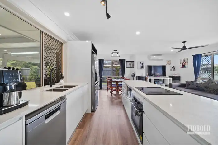 52 Poinciana Avenue, Victoria Point QLD 4165
